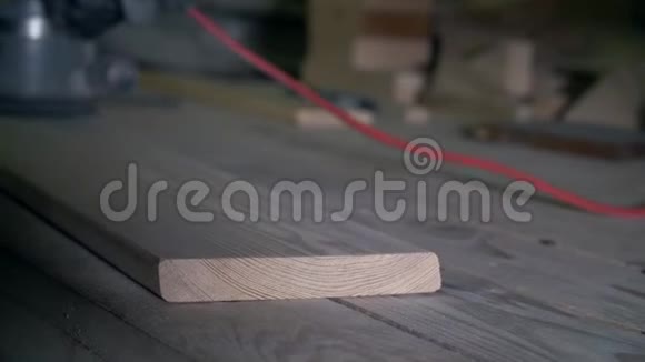 木板打磨的特写史密斯的手正在打磨光滑的木板使其表面光滑视频的预览图