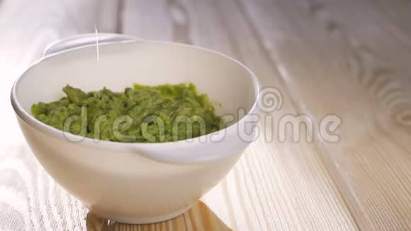 厨师把橄榄油倒入一碗鳄梨酱中健康食品概念墨西哥民族菜视频的预览图