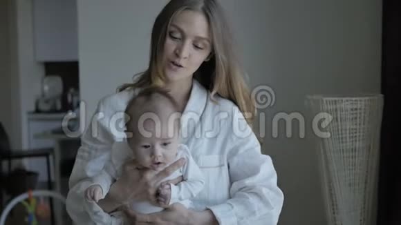 可爱的婴儿在妈妈怀里视频的预览图