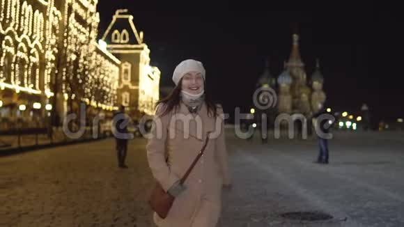 莫斯科红场穿外套的年轻女子视频的预览图