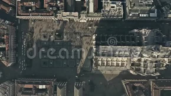 拥挤的Duomo广场和DuomodiMilano或米兰大教堂的空中高度折叠意大利伦巴第视频的预览图