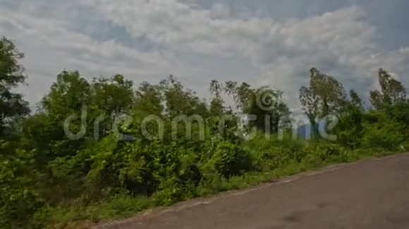 在越南的天空中摄像机沿着道路移动过去的树木田野视频的预览图
