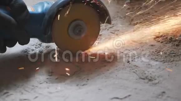 工人用橙色火花的圆锯切割金属管建筑概念由工人圆形手锯切割的金属视频的预览图