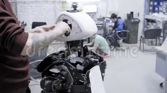 生产机器人的工厂两名工程师检查机器人在实验室里创造新的机器人自定义视频的预览图