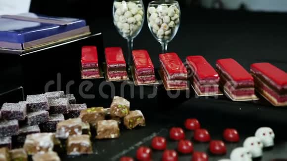糖果桌各种糕点的特写全景视频的预览图