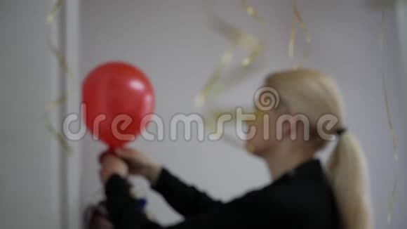 女孩充气气球视频的预览图