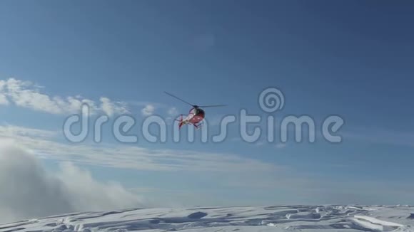 直升机把滑雪者留在了山坡上飞起一片雪云视频的预览图