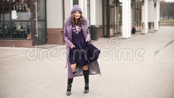 穿着紫色和紫色的时髦女士在街上跳舞视频的预览图