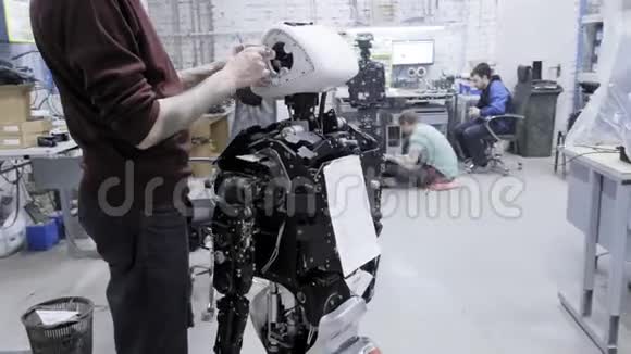 生产机器人的工厂两名工程师检查机器人在实验室里创造新的机器人自定义视频的预览图