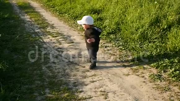 宝宝在绿色的田野上旋转视频的预览图