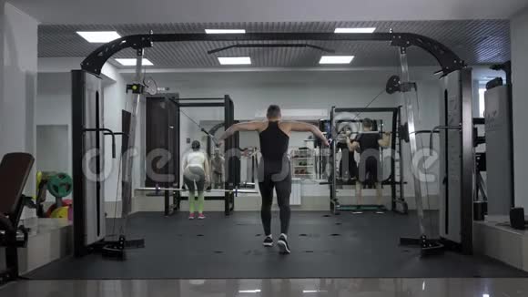 英俊的健美运动员在健身房锻炼视频的预览图