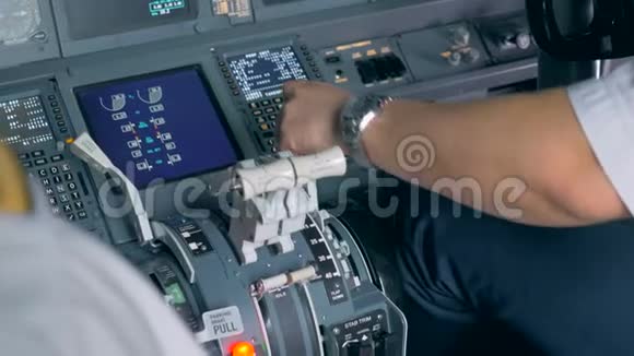 关闭飞行员的手调节襟翼杠杆和检查旋转叶片视频的预览图