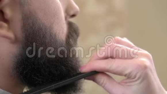 手用梳子刷胡须视频的预览图