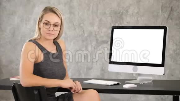 电脑附近聪明的职业女性白色显示器视频的预览图