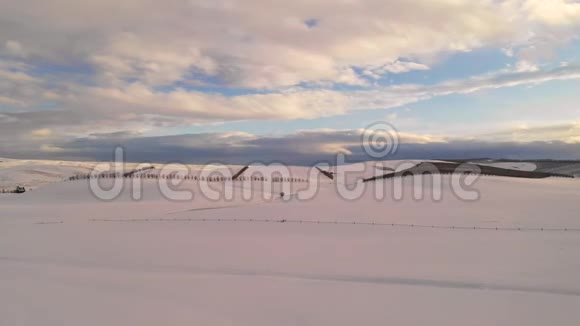新鲜的白色冬季雪俄勒冈州农业用地视频的预览图