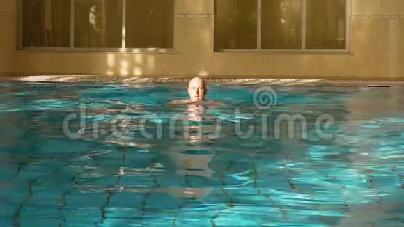 男子游泳蛙泳在室内游泳池前景活泼的生活方式视频的预览图