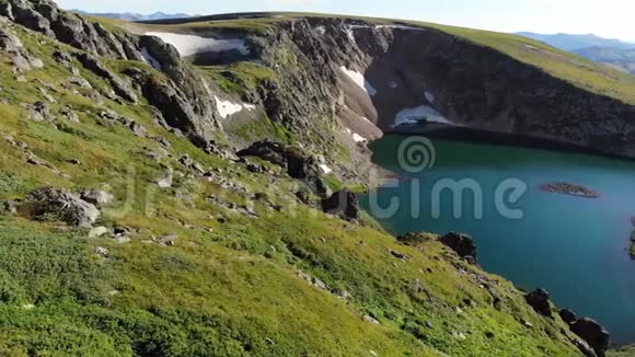 在翡翠山湖下进行空中飞行阿尔泰视频的预览图