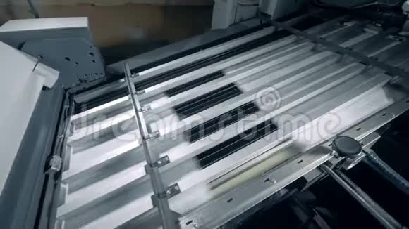 纸片在印刷机上快速移动视频的预览图