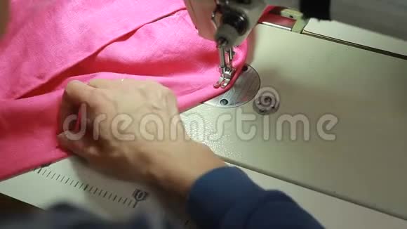 女人的手在缝纫机缝上一把锁视频的预览图