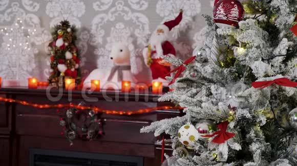 圣诞树到装饰壁炉的焦点镜头视频的预览图
