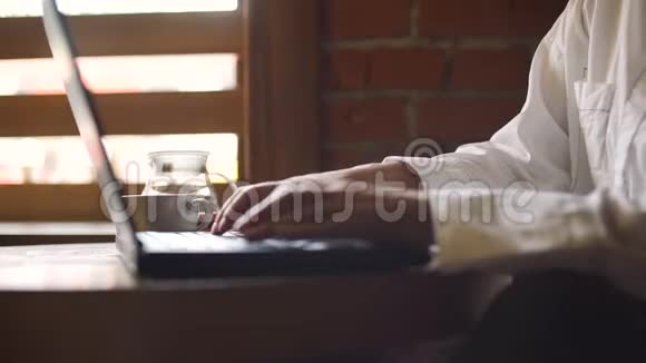 女人在电脑上打字在咖啡厅喝茶视频的预览图