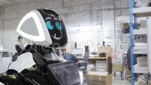 一个新机器人站在阁楼的房间里生产机器人的工厂机器人眨着眼睛微笑着视频的预览图