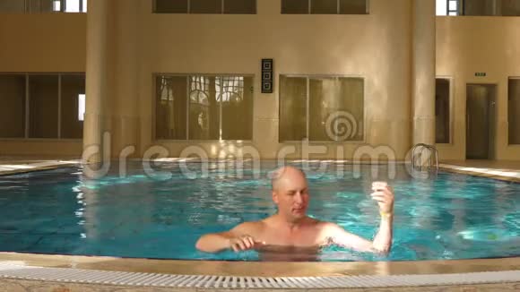男游泳运动员走出室内游泳池视频的预览图