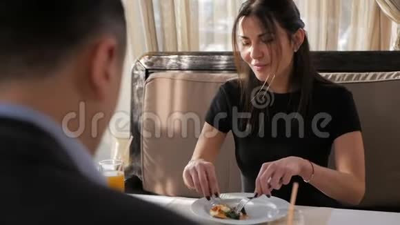 一对夫妇在餐馆吃披萨视频的预览图