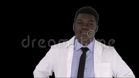 男性非洲医生手拿口袋阿尔法频道视频的预览图