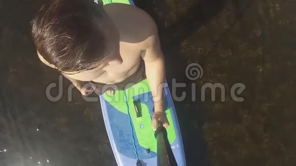 他学会站在桨板上用桨训练冲浪视频的预览图