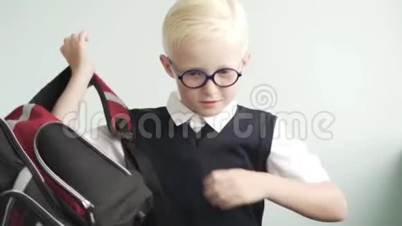 穿校服的男孩背着一个背包视频的预览图