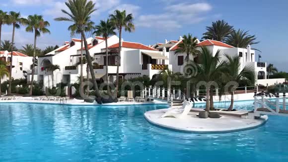 游泳池在热带酒店度假胜地设有棕榈树供海滩度假豪华目的地加拿大特内里费视频的预览图