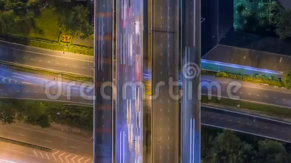 泰国曼谷4路停车街交叉口夜间城市交通时间推移视频的预览图