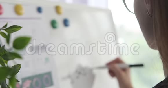 女商人在白板上写笔记视频的预览图