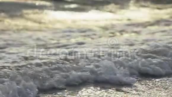 海浪飞溅在沙滩上的热带光泽和闪闪发光的海滩特写沙子海岸溅出纳米海洋海浪视频的预览图