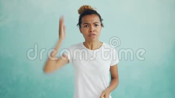 尖叫混合种族妇女说话和手势表达负面情绪然后走开愤怒和视频的预览图