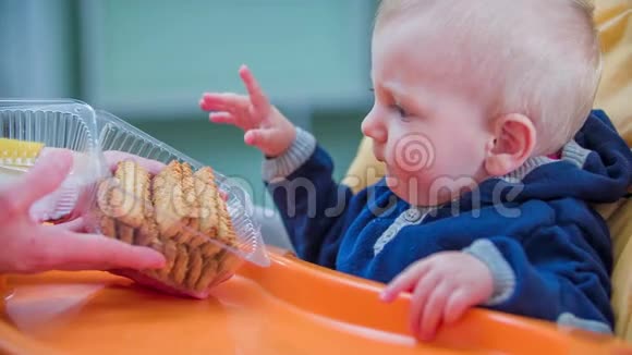 孩子在挑选饼干视频的预览图