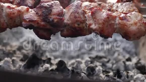 关闭旋转的串烤架上的猪肉肉片被炸了在剩下的时间里煎烤肉片视频的预览图