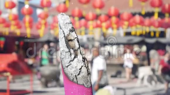 在道教宫外庆祝中国新年时大香枝冒烟4k视频的预览图