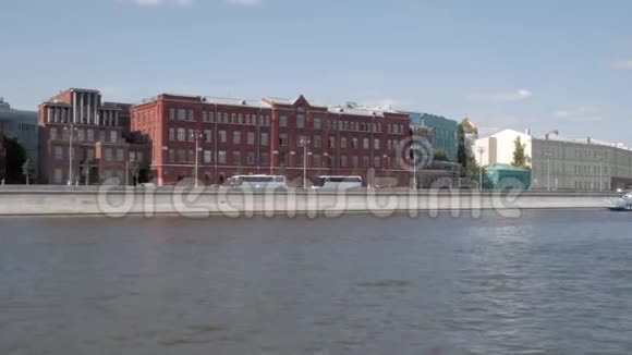 莫斯科河堤上的历史建筑视频的预览图
