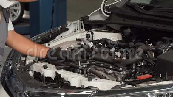 专业机械师检查油位和汽车发动机视频的预览图