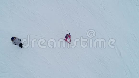 小女孩滑雪下山冬季设备视频的预览图