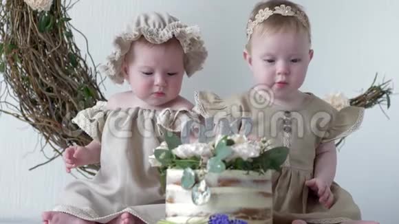 生日那天小妹妹们手摸蛋糕手拿衣服在摄影棚里拍照视频的预览图
