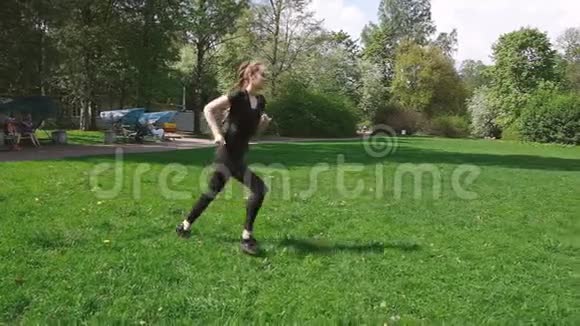 美丽的小女孩长辫子在公园里跑来跑去健康的生活方式欧洲女子在公园里训练视频的预览图