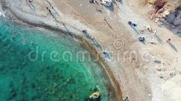 在佩特拉图欧罗米欧佩特拉图欧罗米欧附近阳光灿烂的沙滩俯视图视频的预览图