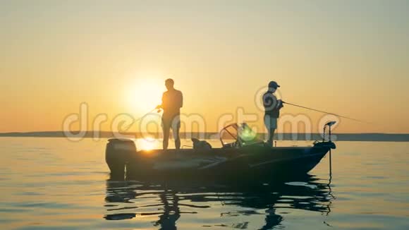 人们在日落的背景下钓鱼特写视频的预览图