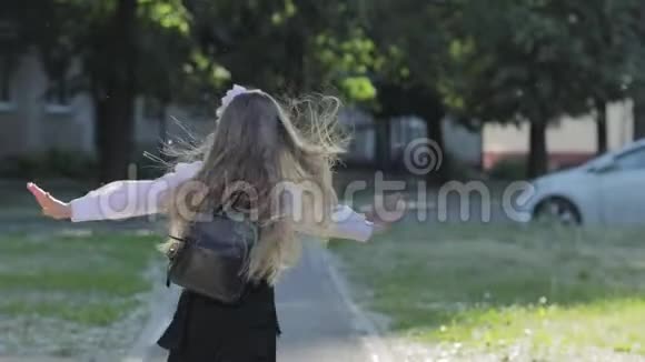 一位金发女学生的肖像有一个组合视频的预览图