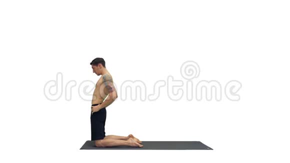 运动的年轻人锻炼身体瑜伽普拉提或健身训练站在阿萨纳乌斯特拉萨纳或驼鹿视频的预览图