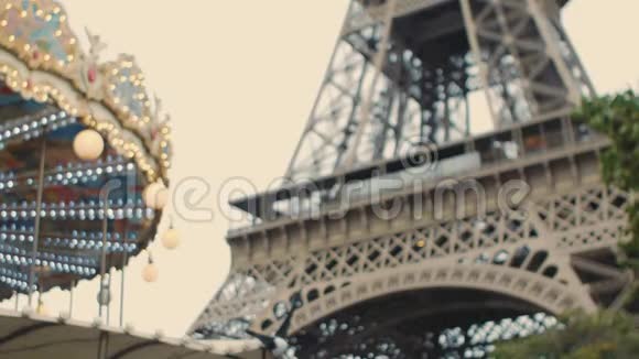 法国巴黎埃菲尔铁塔和旋转木马附近的快乐旅行女人在电话中交谈视频的预览图