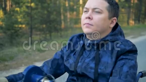 在轮椅把手的时候要靠近一个身体有障碍的男人的脸视频的预览图